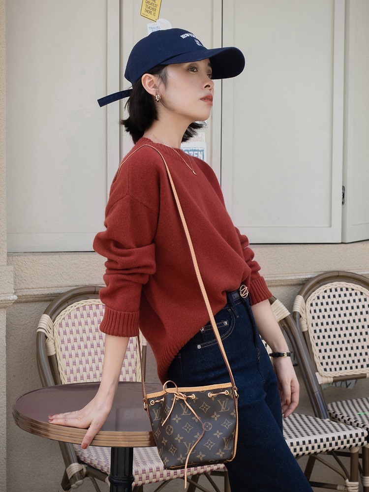 何有强 针织毛衣怎么选？简约红色圆领针织毛衣+修身牛仔裤，显白又耐看