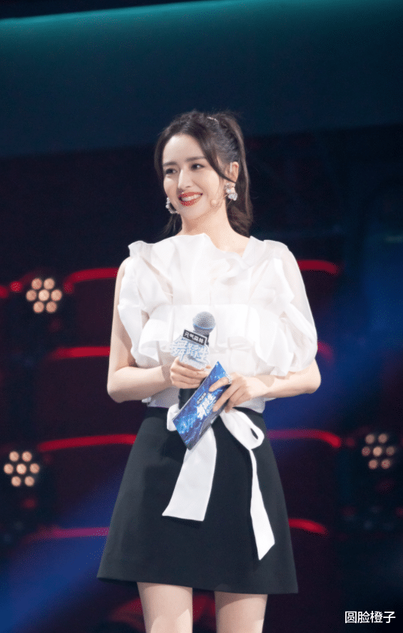 佟丽娅|佟丽娅留黑长直太美了！荧光色连衣裙大秀美腿，舞台尽显曼妙身材