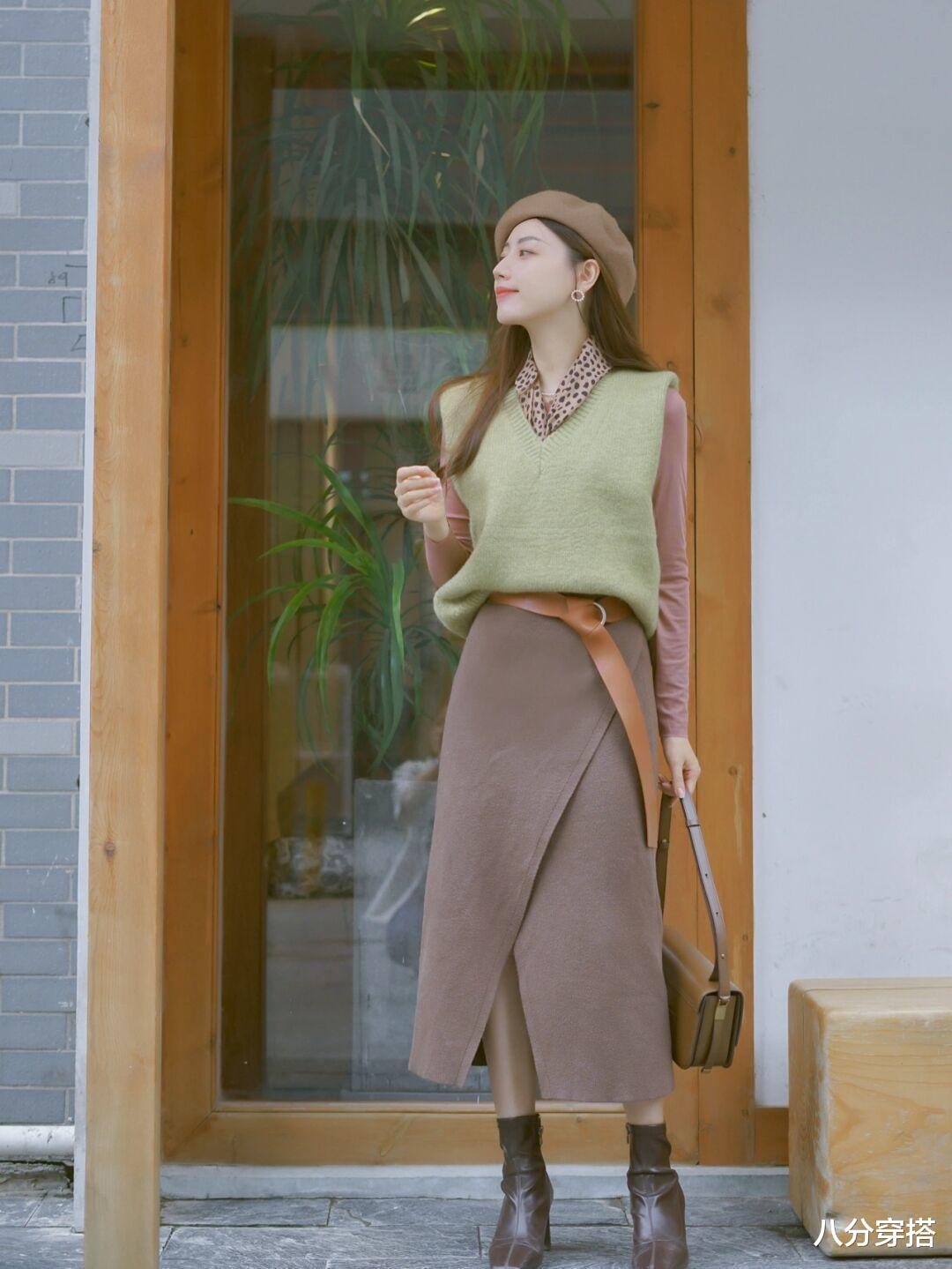 八分穿搭 冬天用“背心+裙装”叠穿，温柔优雅又有层次感，普通人也能驾驭