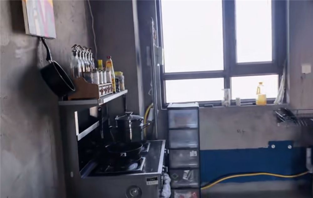 一位姑娘晒出独居的家，毛坯房不装修直接住，网友：也是服了