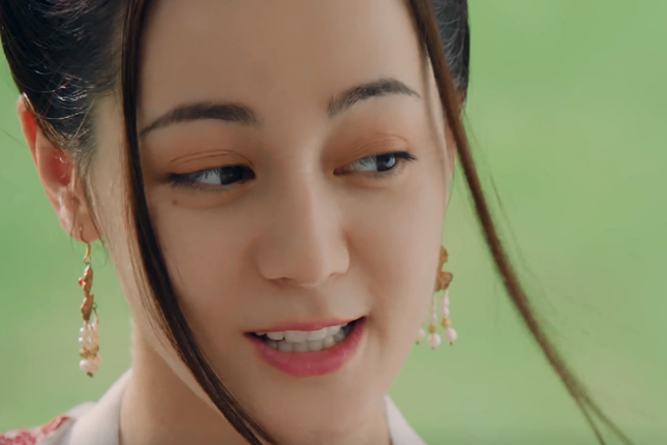 迪丽热巴|迪丽热巴被赵露思秒杀的，可不仅仅是年龄