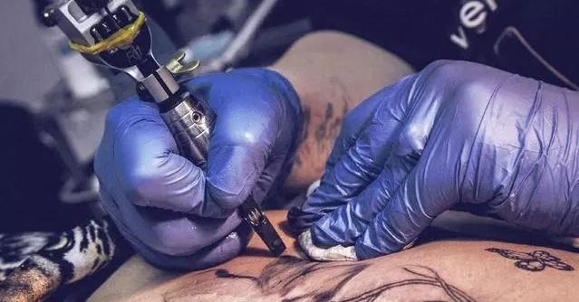 辽宁省 辽宁14岁少女花臂附体，母亲崩溃痛哭：赚300元毁了孩子一生