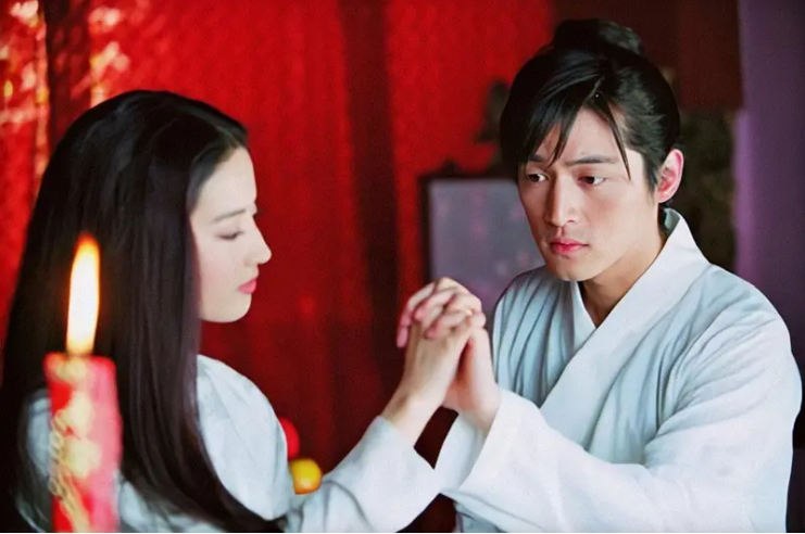 胡歌|灵儿嫁给逍遥哥哥，刘亦菲胡歌戏外牵手，性格家世看细节果真般配