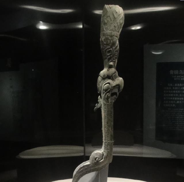 城东李公子吖 三星堆出土青铜鸟脚人像,因为残缺,上面究竟是啥专家有三个推测