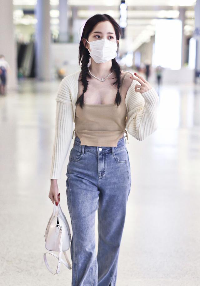 旗袍公馆|欧阳娜娜真是长大了,机场穿吊带大胆秀身材,又要美出圈了