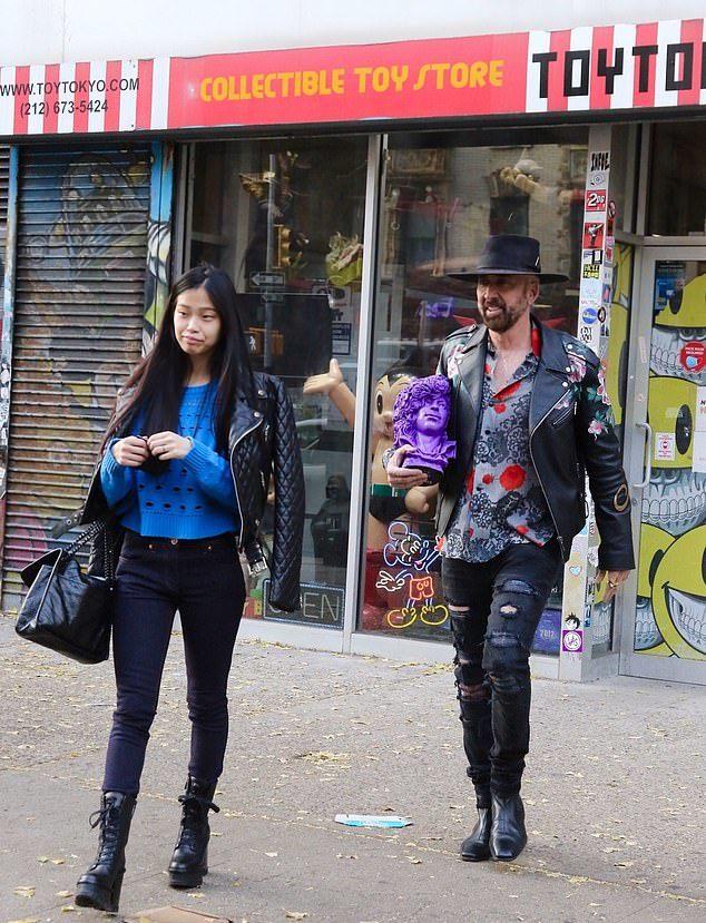 迪丽热巴|尼古拉斯·凯奇带日本妻子开心购物，相差31岁，夫妇看着像父女