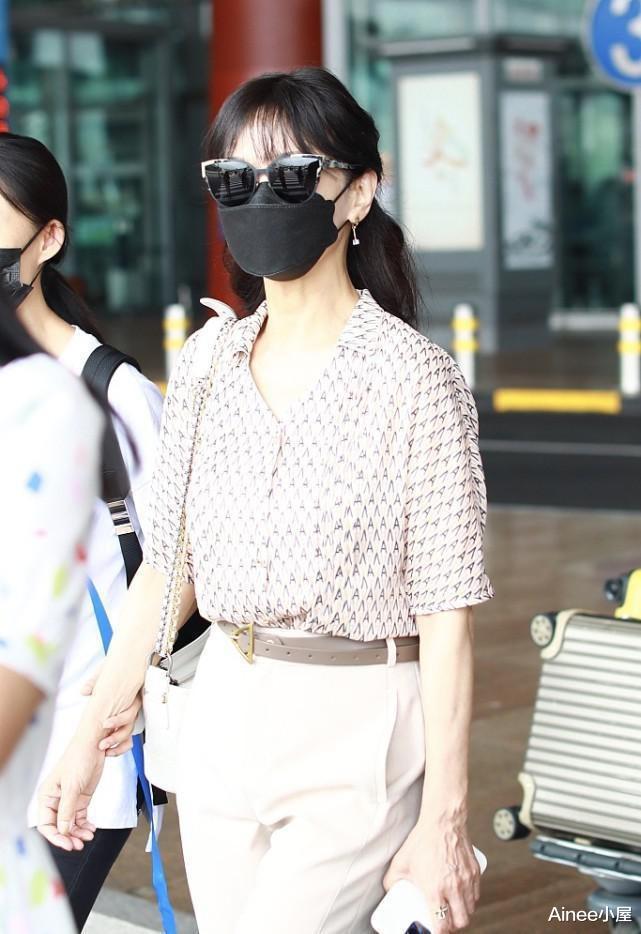 Ainee小屋|赵雅芝终于不扮嫩了，印花衬衫配九分裤优雅知性，有年龄感也养眼