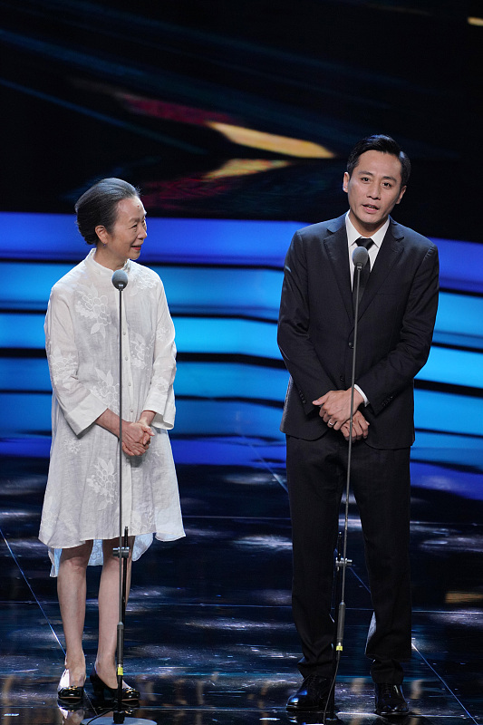 BiuVogue|老戏骨奚美娟很优雅，虽然年纪不小了，身材保持的还是很完美