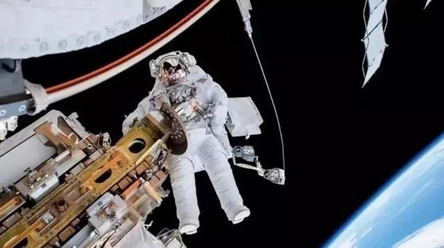 SpaceX 航天员出舱为什么要穿航天服？价值3000万，为啥不能带回地球？