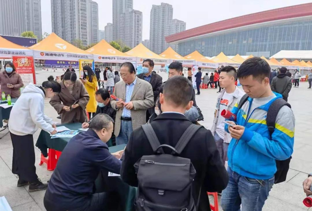 新报业传媒 “线上+线下”——这波招聘，是心动的感觉！