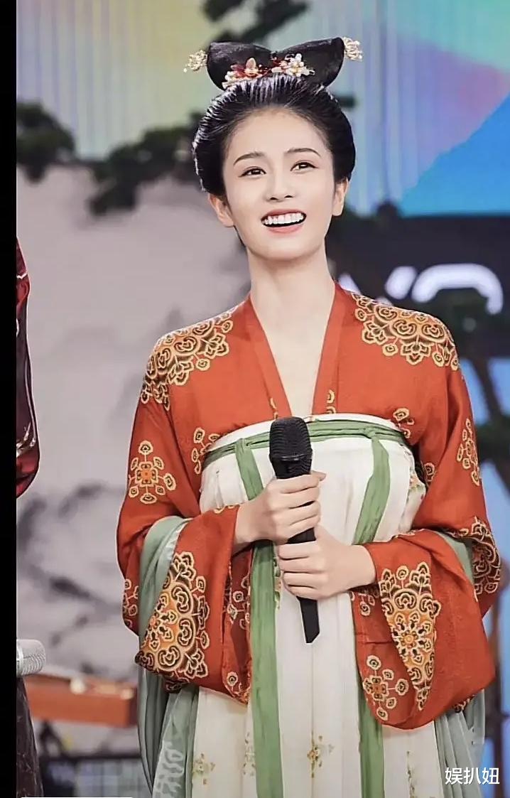 快乐大本营|《快乐大本营》看人下菜碟？从妆容上就能看出谁是主咖，这也太刻意了吧