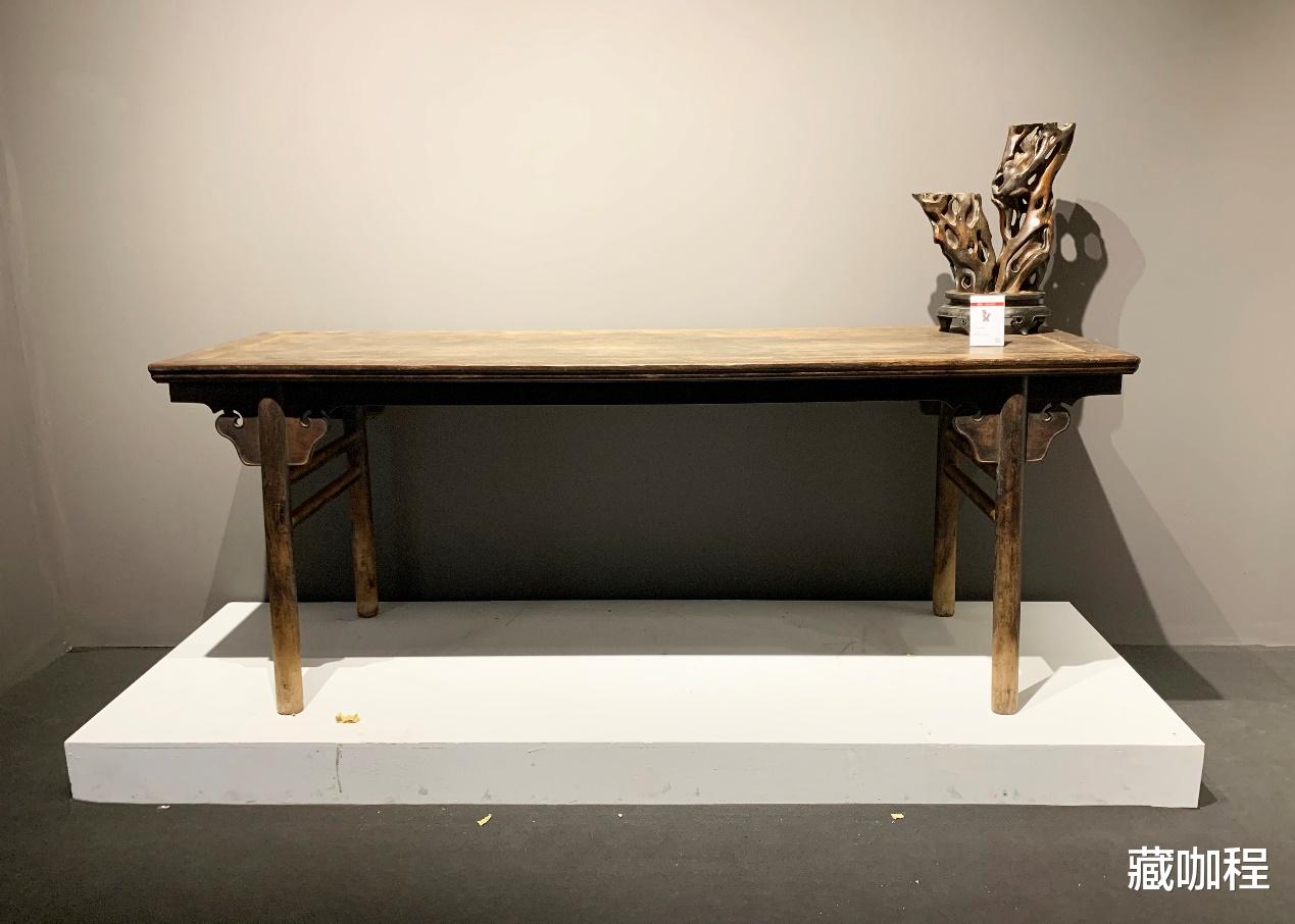 |侧面装券口的不多，黄花梨卷云纹带托泥画案