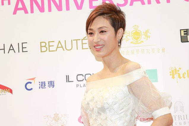 穿衣搭配|50多岁不结婚的陈法蓉真潇洒，穿白裙优雅大方，一头短发又A又飒