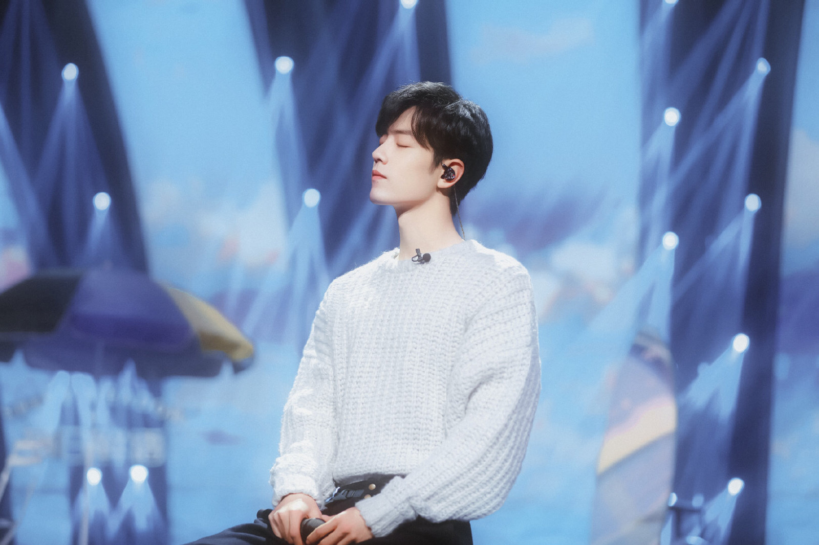 肖战|肖战“消失”的那一段时间干的事被翻开，官媒怒赞他禁得住推敲