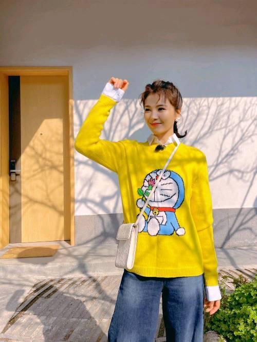 周洁琼|刘涛真不知道自己多少岁了？穿卡通毛衣扎翘麻花辫，还挺好看