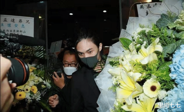 吴孟达|吴孟达出殡现场，第三任妻子情绪激动泪奔，17岁小儿子眼圈乌黑