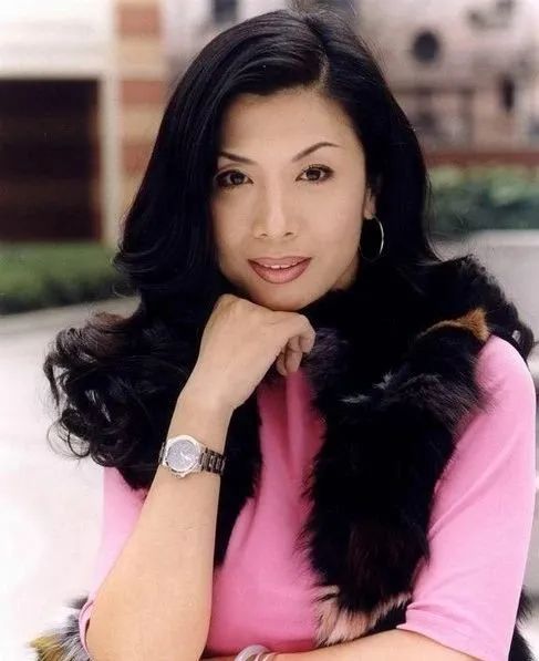 吴家丽|港圈“第一艳后”，57岁仍风情万种：拒绝成龙追求，一生只爱一人