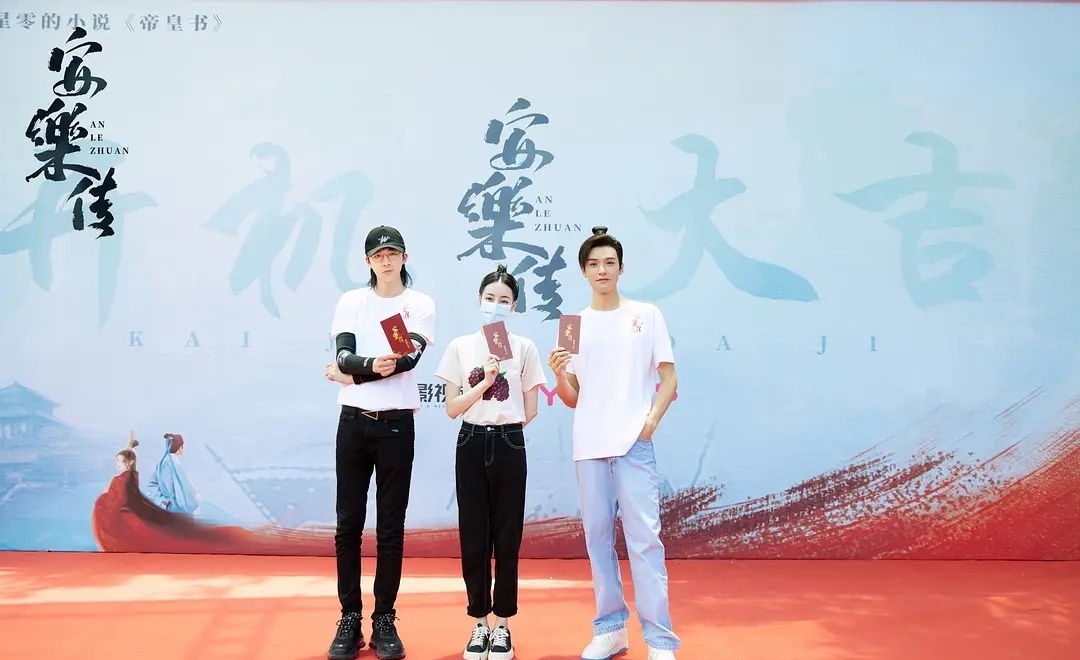 迪丽热巴|顶流女星迪丽热巴新剧开机，演员阵容却让人担心，疑似人情戏