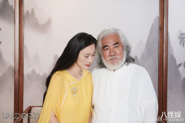 张纪中|张纪中一家五口罕拍大片，小31岁老婆手上戴满钻戒，抱着他撒娇