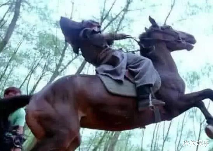 穿帮镜头|“尴尬”的穿帮镜头,张无忌:我练功那么辛苦,穿凉鞋不过分吧