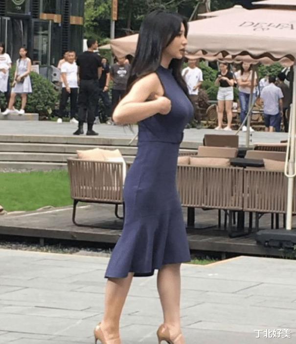 柳岩|41岁柳岩被路人抓拍，身材性感丰满若隐若现，不愧是女人中的战斗机