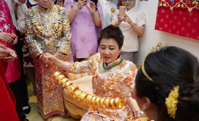 何超盈|200斤何超盈对小7岁辛奇隆撒娇，500婚戒算啥？女方5亿嫁妆才真狠