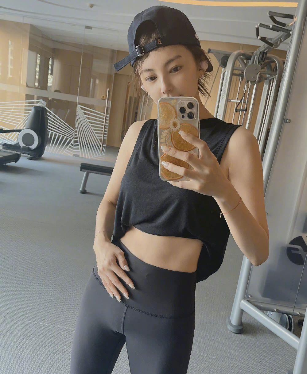 宋丹丹|张雨绮突然瘦好多，健身房里秀腹肌，身材快瘦成麻杆大骨节手抢镜