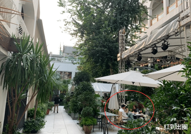 霍思燕|杜江夫妇现身三里屯被偶遇，和友人喝茶闲聊，霍思燕被赞又白又瘦