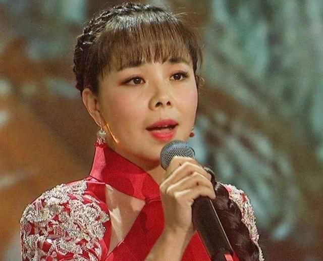 王二妮|她是国家一级演员，因房价太高回村生活，如今下地放牛成日常