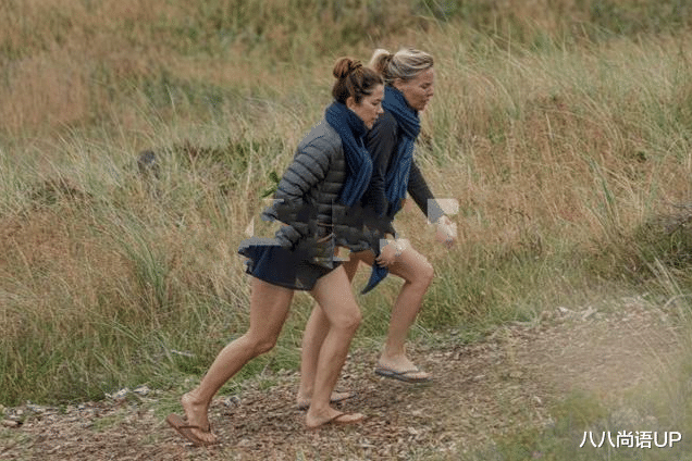 八八尚语UP|挪威王储妃去瑞典度假,羽绒服配短裤毫无包袱,到底是冷还是热?