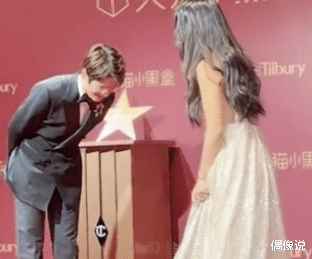 汤唯|刘昊然和42岁汤唯同台合影，弯腰帮女神整理裙摆，豪门姐弟即视感