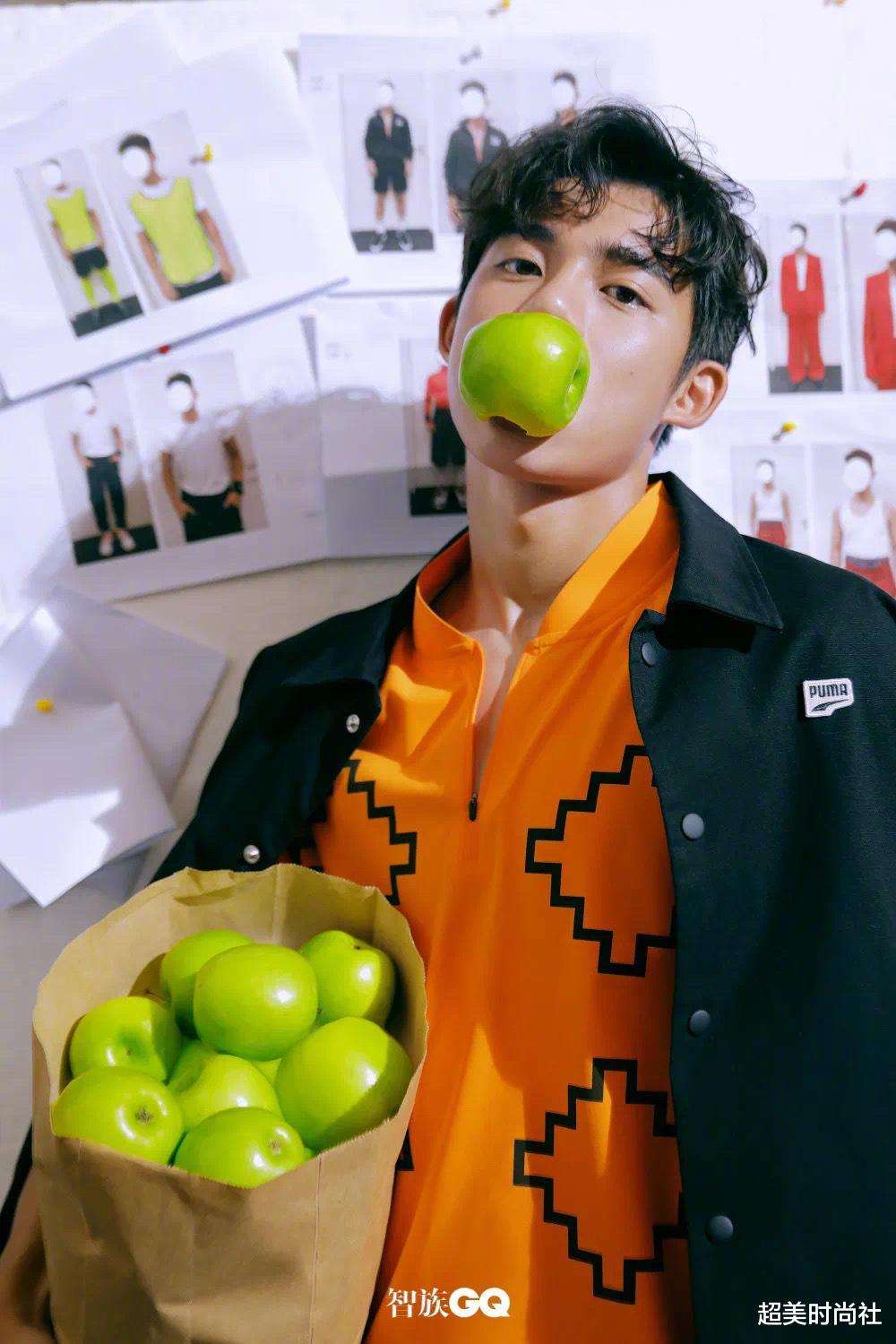 超美时尚社|足球帅哥李嗣镕拍运动大片,穿拼接外套秀腹肌,五官撞脸吴宇恒