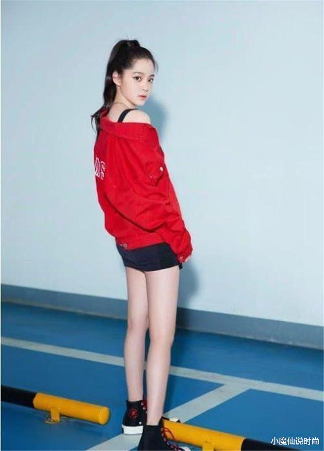 欧阳娜娜|欧阳娜娜真会穿，穿红裙优雅又喜庆，扎高马尾灵动又减龄