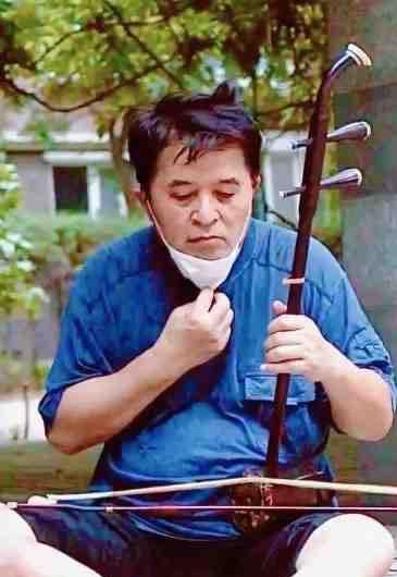 一个有心人 62岁毕福剑路边拉二胡，面容沧桑不顾外表，被当成卖艺乞丐！