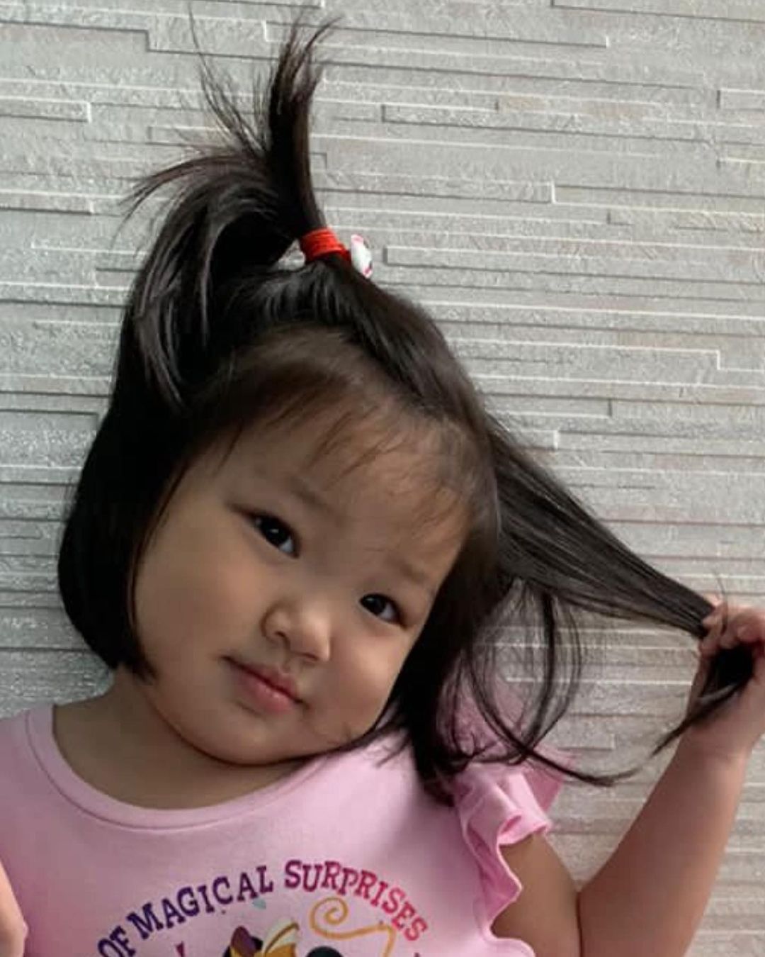 李亚男|李亚男晒大女儿美照，赞gabby是专业模特儿，拍照摆姿势超多细节