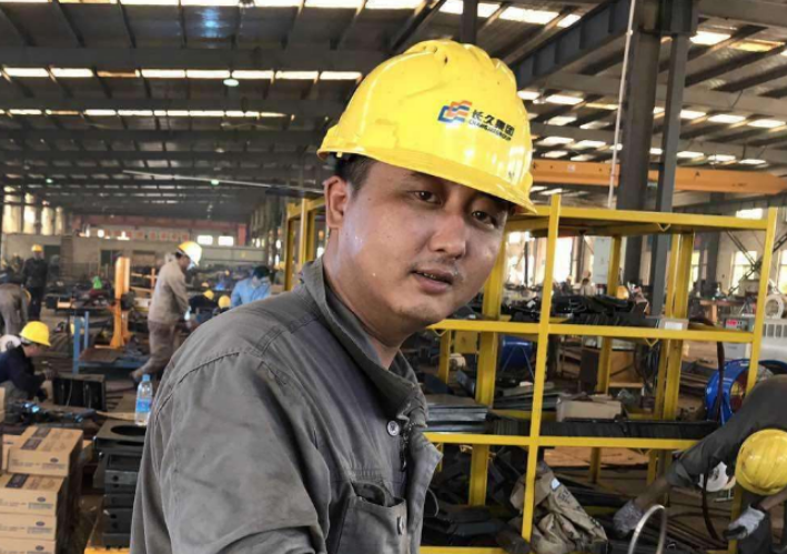 老猫聊职场 老电工被开除，临走前每台机器摸一遍，半月后接到老板电话