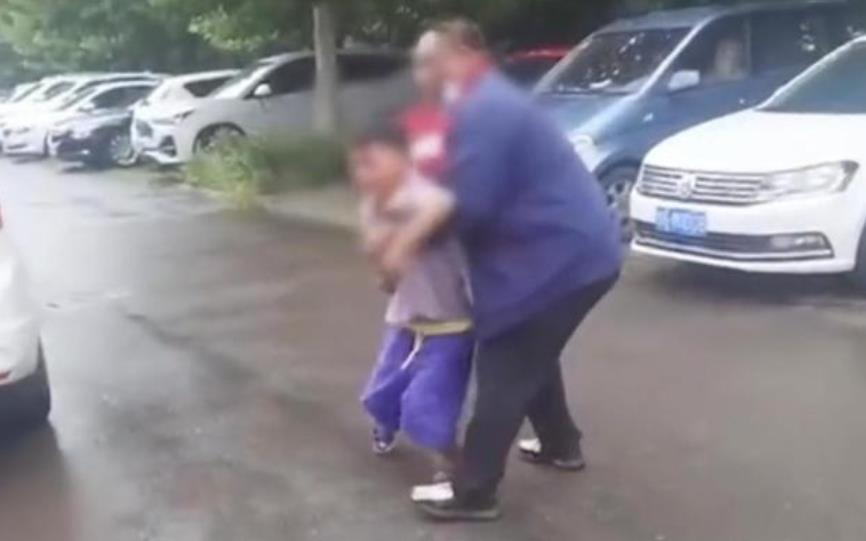 五行阁宝宝名字分享|夫妻离婚,男童当街崩溃大哭找妈妈,如何减轻离婚给娃的伤?