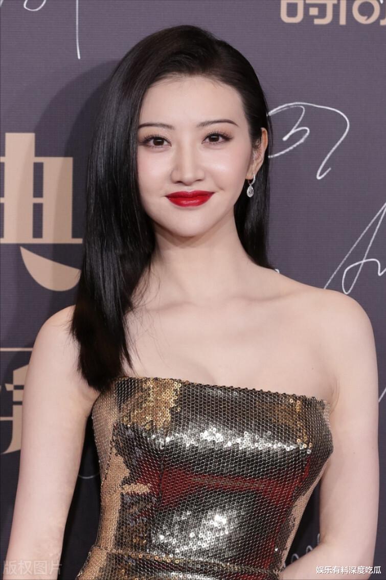 景甜|景甜：越来越迷人！抹胸露肩太惹眼，前凸后翘尽显“蚂蚁腰”