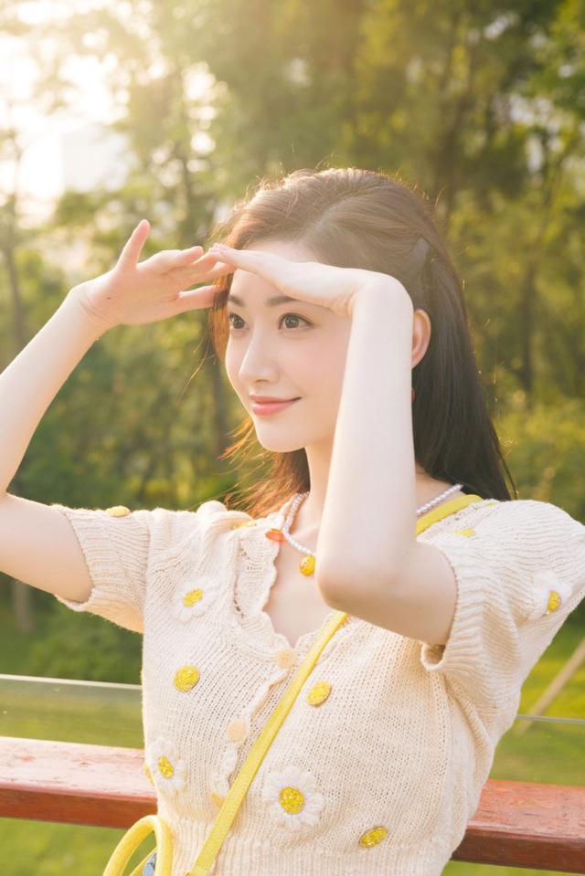 旗袍公馆|景甜真是人如其名，穿针织衫配短裙扮学生妹，惊艳不输“司藤”