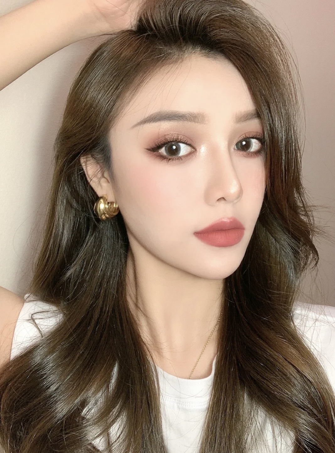 微笑 5个技巧教你化好「轻泰妆」妆，扁平脸看起来也会立体感十足！