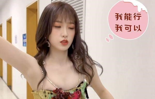 虞书欣|虞书欣走廊上手舞足蹈，无意间举起手机被拍到屏幕“内容”真丰富