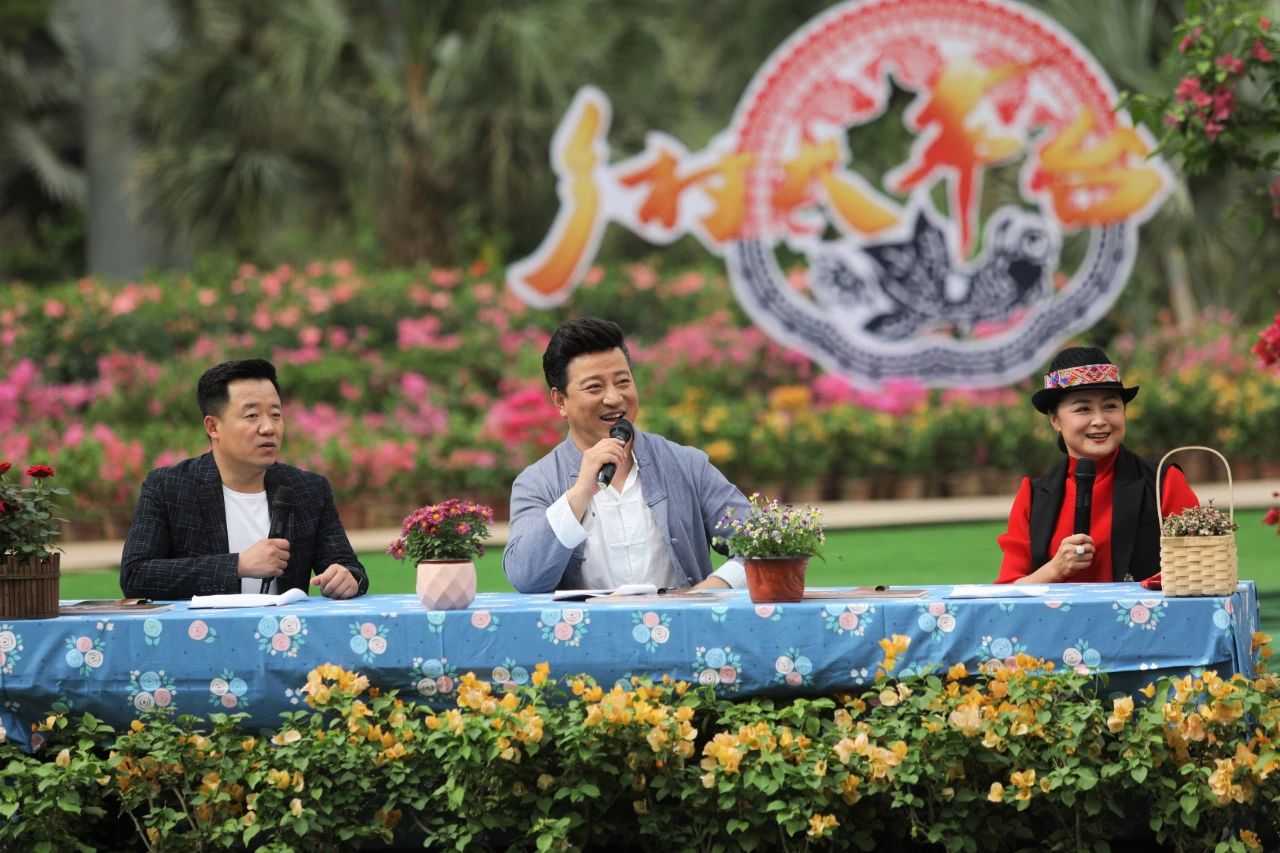 中国国情 乡村大舞台   “千岁舞团”齐跳卡点舞，网友直呼太可爱！