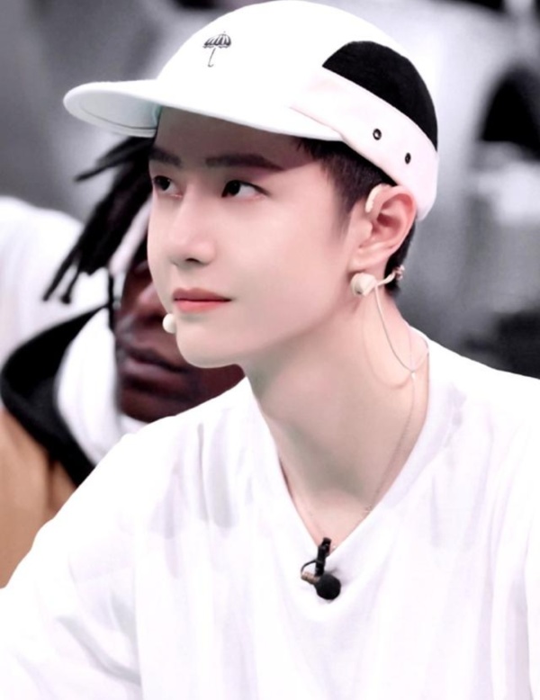 王一博|《街舞4》上的王一博，这件白T大有来头，一波王炸，BOOM！