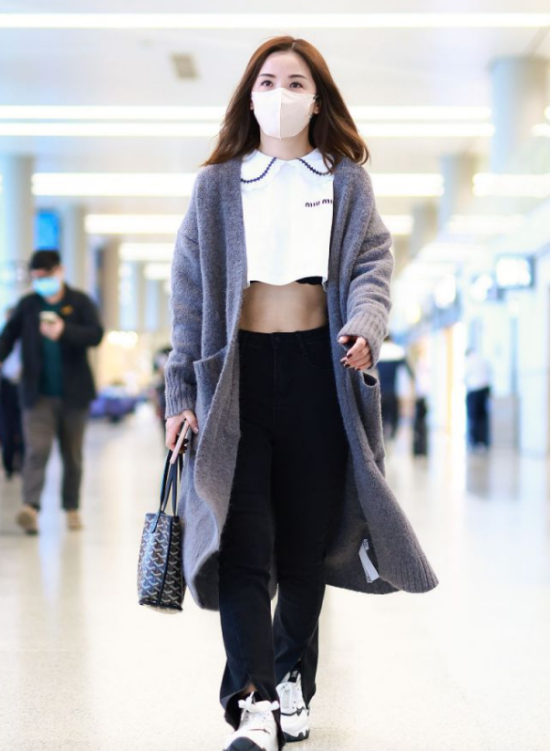 阿Sa|蔡卓妍真懂时尚！用奶奶开衫搭娃娃衫，风格看似迥异却意外很好看