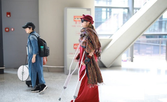 柳青|62岁杨丽萍仙气全无，曾长年吃花瓣，如今剪了3厘米指甲拄拐出行