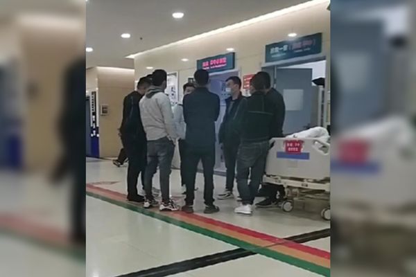 好兄弟突然病危!9男子一小时凑200万花光存款让他治疗