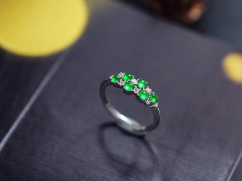 |并不是价格越昂贵的翡翠越好，只要是适合自己的，就是最好的