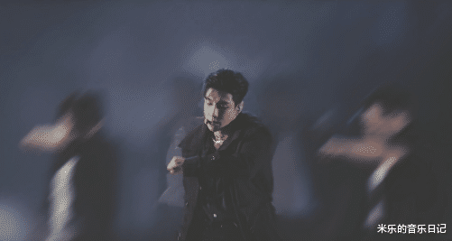 张晋|《哥哥》四公，他们两人在逆光沙地舞台里与伴舞们齐舞，飒气十足