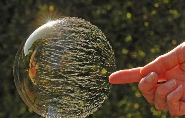为何肥皂泡破碎瞬间达到2万℃高温,但却不会灼伤我们?