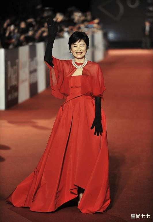 林青霞|林青霞私下约会被偶遇，穿红衣素颜白到发光，“大佬”坐姿太霸道